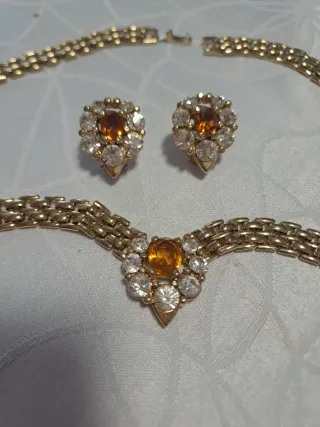 Conjunto collar y pendientes bañado en oro