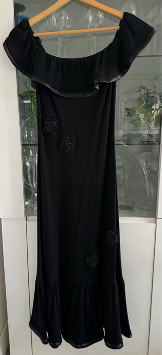 Vestido de fiesta negro con volantes y pedrería