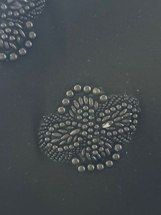 Vestido de fiesta negro con volantes y pedrería