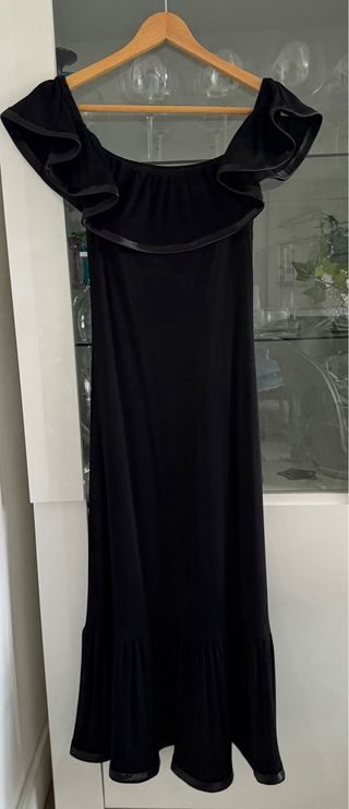 Vestido de fiesta negro con volantes y pedrería