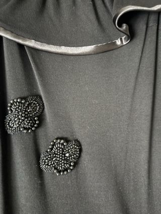 Vestido de fiesta negro con volantes y pedrería