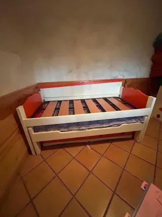 Cama individual blanca y roja