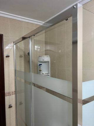 Mampara y plato de ducha.