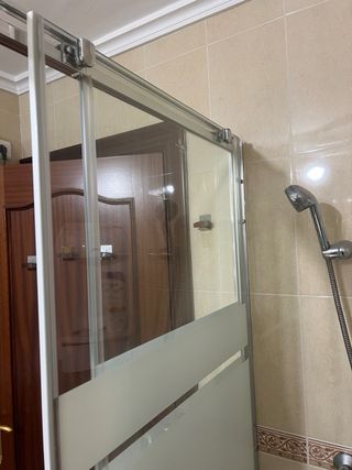 Mampara y plato de ducha.