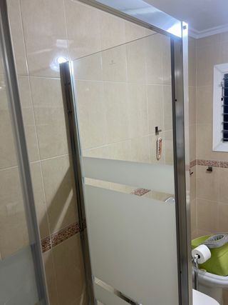 Mampara y plato de ducha.