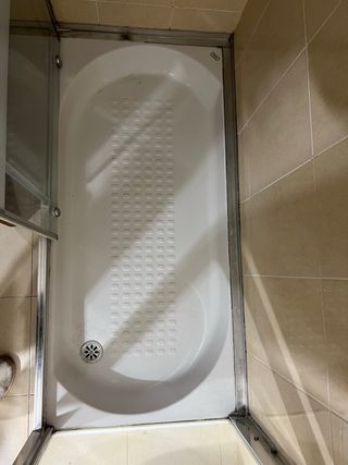 Mampara y plato de ducha.