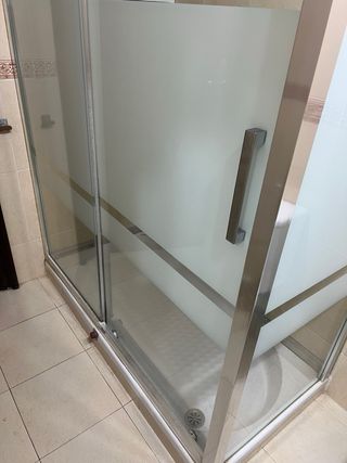 Mampara y plato de ducha.