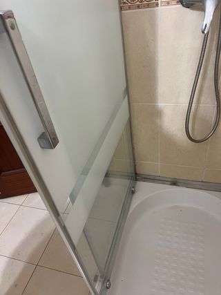 Mampara y plato de ducha.