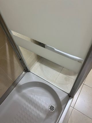 Mampara y plato de ducha.