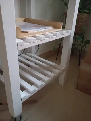 Mesa auxiliar de madera blanca