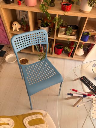 Silla azul de plástico Ikea