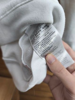 Sudadera Levis Color Blanco y Rojo Talla XS.