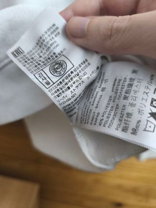 Sudadera Levis Color Blanco y Rojo Talla XS.