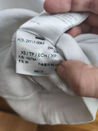 Sudadera Levis Color Blanco y Rojo Talla XS.