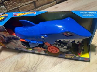 Hot Wheels Tiburón Transportador Coches