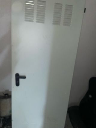 Puerta de trastero con rejillas y manilla