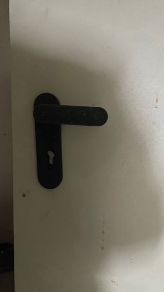 Puerta de trastero con rejillas y manilla