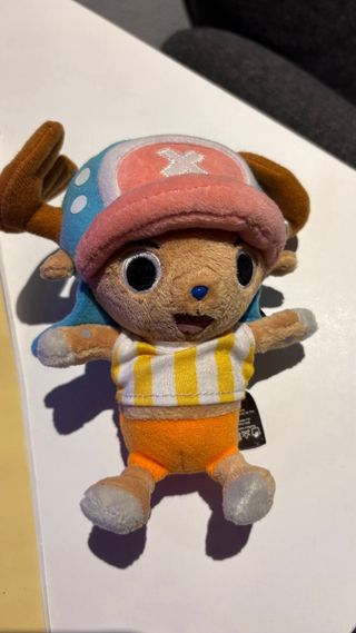 Pack One Piece: Póster, Peluche, figura y botella.