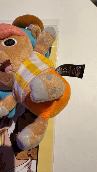 Pack One Piece: Póster, Peluche, figura y botella.