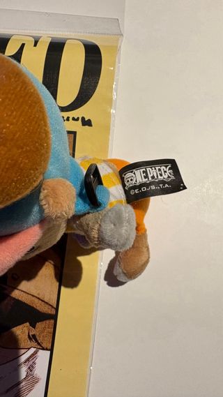 Pack One Piece: Póster, Peluche, figura y botella.