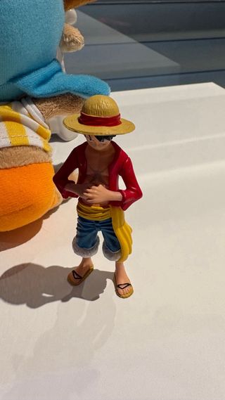 Pack One Piece: Póster, Peluche, figura y botella.
