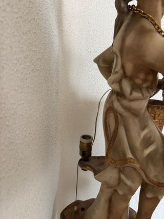 Figura de hombre con sombrero y cesta