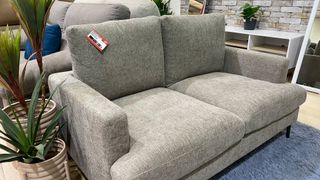 Sofá de tela beige y gris