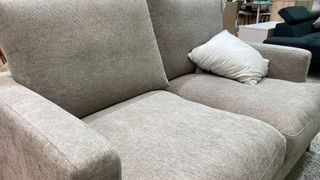 Sofá de tela beige y gris