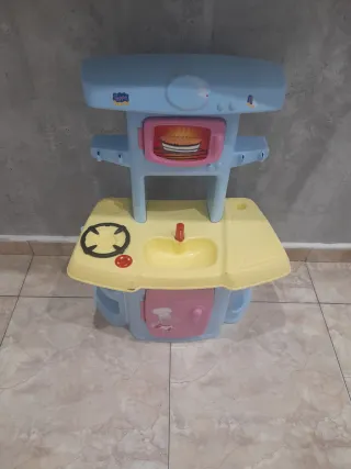 Cocinita de juguete azul y amarilla