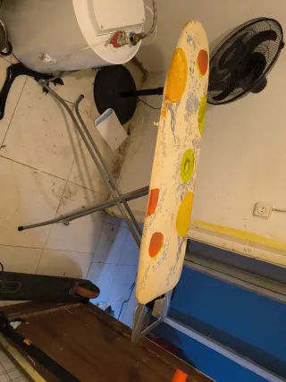 Mesa de planchar con diseño frutal