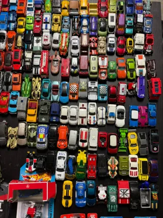 Hot Wheels - Lot of 100+ Cars. Come da foto.