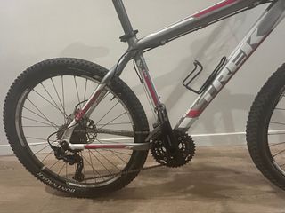 Bicicleta de Montaña Trek 6300 de 26”.