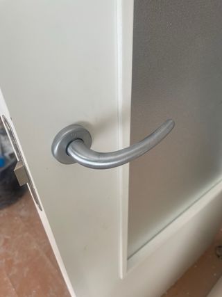 Manivelas de puerta plateadas