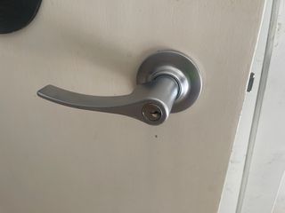 Manivelas de puerta plateadas