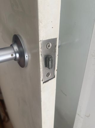 Manivelas de puerta plateadas