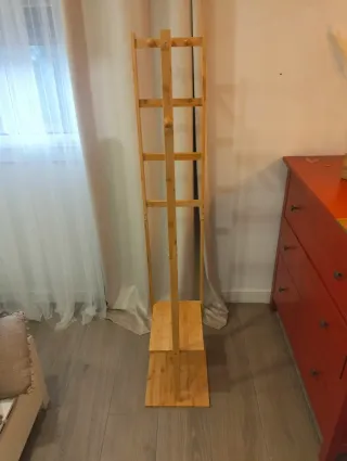 Colgador de madera estrecho