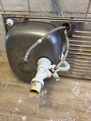 Fregadero de metal plateado