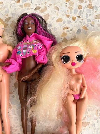 Lote de muñecas y figuras