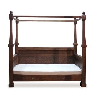 Cama con dosel de madera