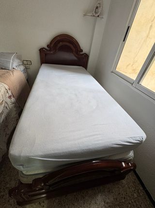 Cómoda de madera con cajones