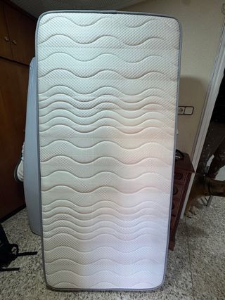 Cómoda de madera con cajones