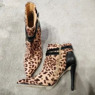 Botines de tacón con estampado de leopardo