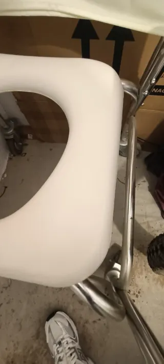 Silla de ducha metálica y acolchada