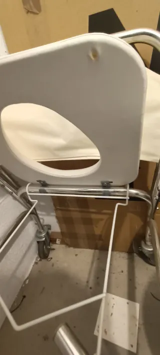 Silla de ducha metálica y acolchada