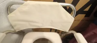 Silla de ducha metálica y acolchada