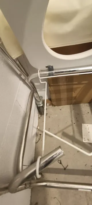 Silla de ducha metálica y acolchada