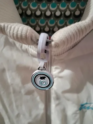 Chaqueta Decathlon blanca y turquesa