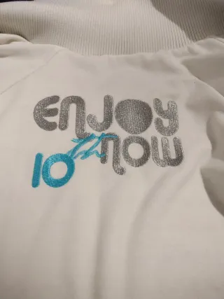 Chaqueta Decathlon blanca y turquesa