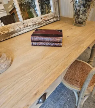 Escritorio de madera con cajones