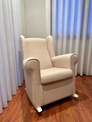 Sillón orejero mecedora lactancia con reposapiés
